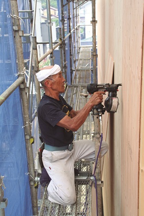 「新築を建てる大工さん」