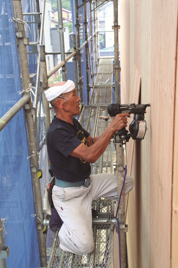 「新築を建てる大工さん」