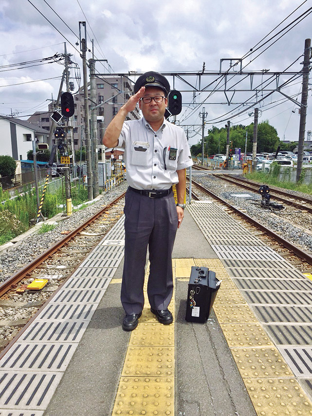 「笑顔いっぱいの車掌さん」