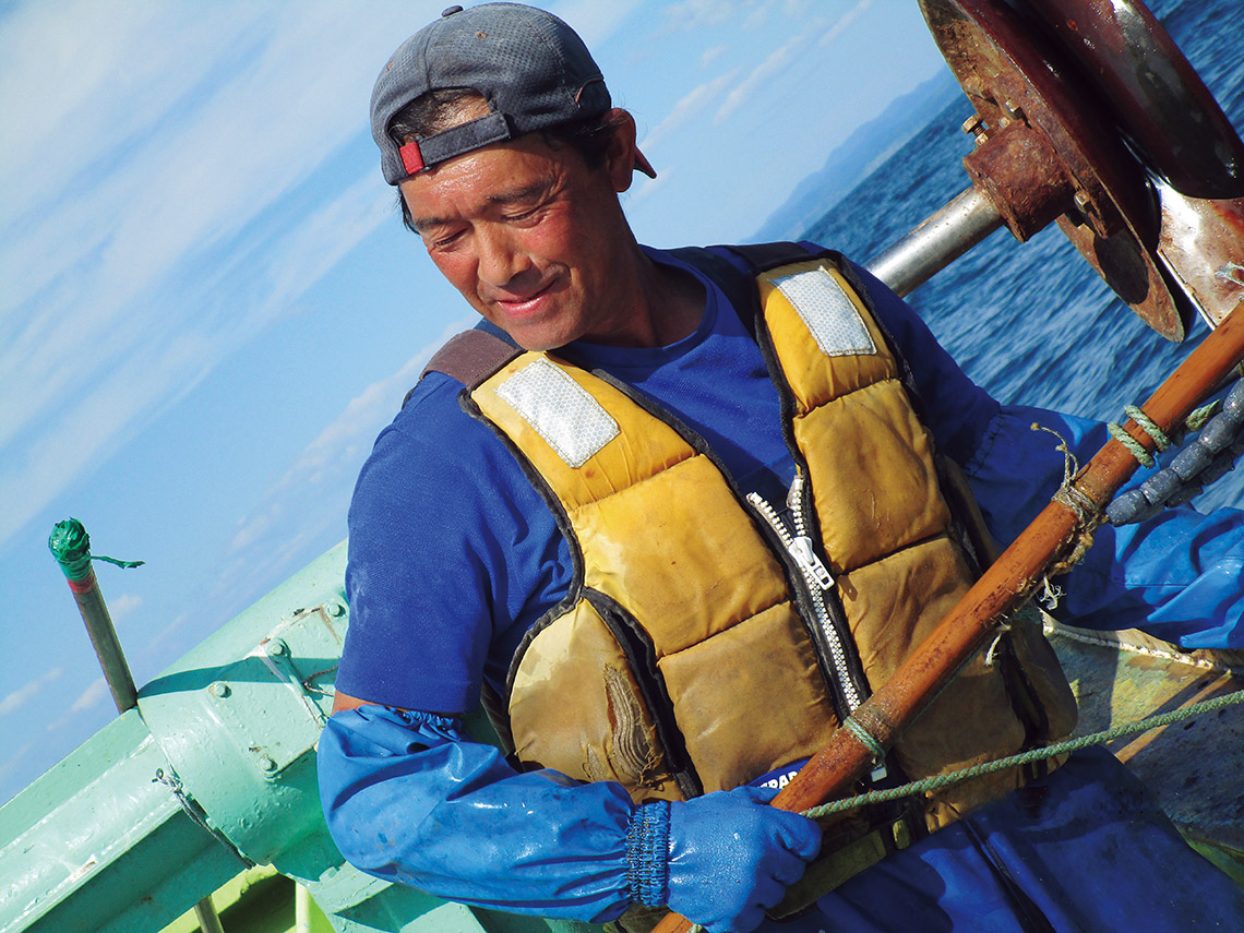 「海で生きる父の顔」