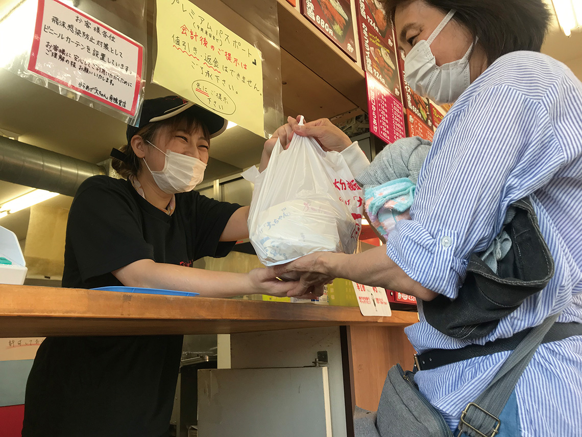 「注文を聞いているお母さん」