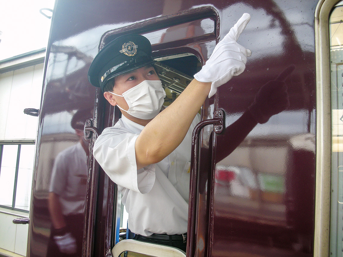 「阪急電鉄で働く車掌さんの姿」